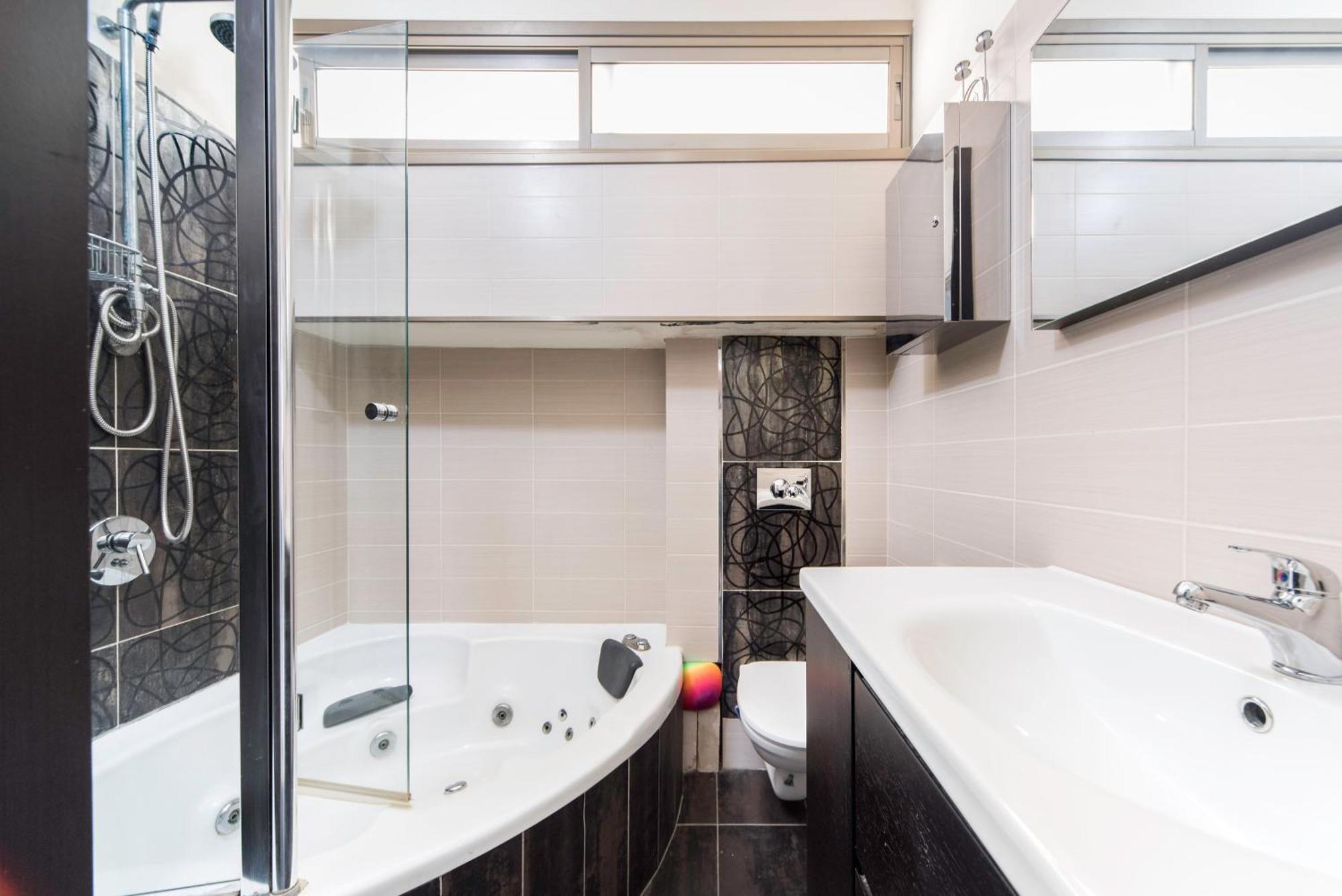 Stunning 2Bd W/ Private Balcony By Sea N' Rent Lägenhet Tel Aviv Exteriör bild